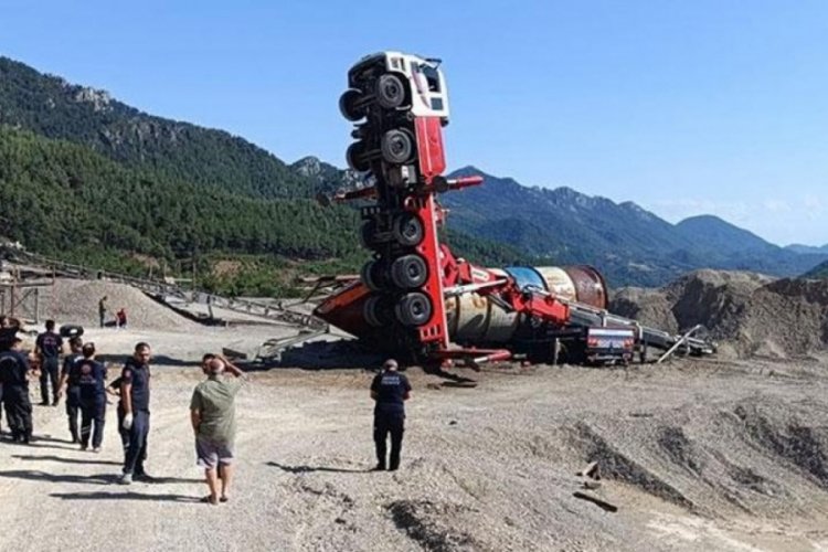 Adana'da vin&ccedil; devrildi, operat&ouml;r altında kaldı