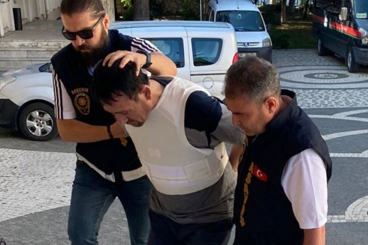 Konya'da ağabeyini &ouml;ld&uuml;r&uuml;p annesini ağır yaralayan pazarcı tutuklandı