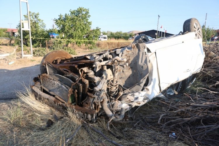 Elazığ'da otomobil ağa&ccedil;ları kırıp tarlaya u&ccedil;tu!