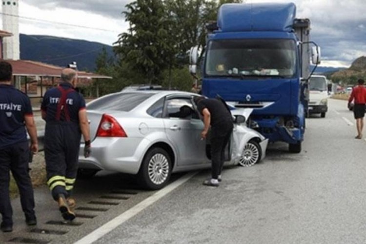 Kastamonu'da otomobil kontrol&uuml; kaybedip ters d&ouml;n&uuml;nce kamyon ile &ccedil;arpıştı