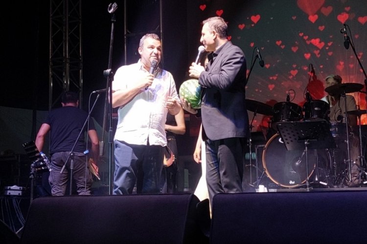 Rafet El Roman, sahnede karpuz kesip tadına baktı