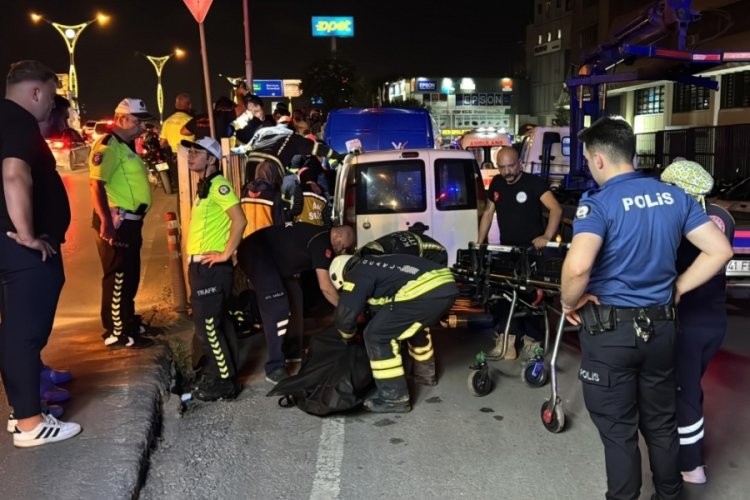 Motosiklet s&uuml;r&uuml;c&uuml;s&uuml; duran ara&ccedil;ların arasına daldı: Hayatını kaybetti