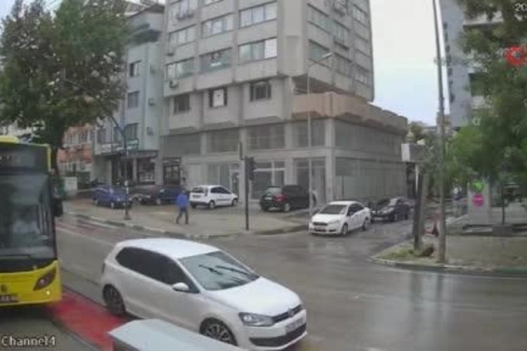 Bursa'da sıkıştırdığı otob&uuml;s kaza yaptı, bir şey olmamış gibi yoluna devam etti