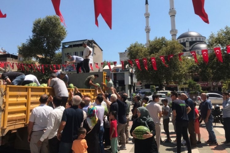 Bursa B&uuml;y&uuml;kşehir Belediyesi Orhangazi halkına &uuml;cretsiz karpuz dağıttı