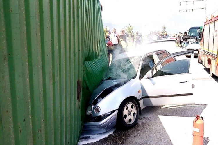 Bursa'da &uuml;zerine tır devrilen otomobildeki aile &ouml;l&uuml;mden d&ouml;nd&uuml;
