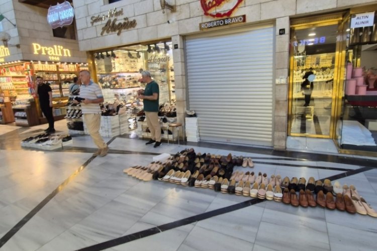 Bursa Kapalı Çarşı'da ürünler yerlere serildi