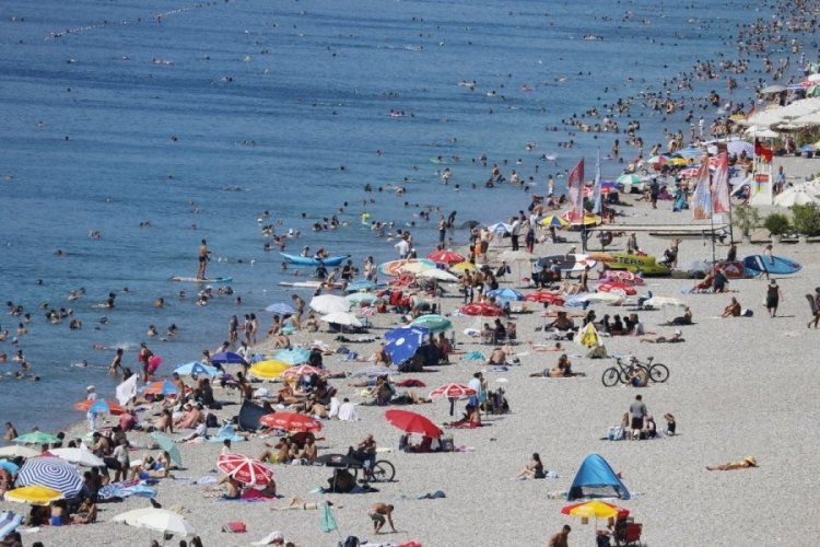 Antalya'da sıcak bunalttı, Konyaaltı doldu taştı