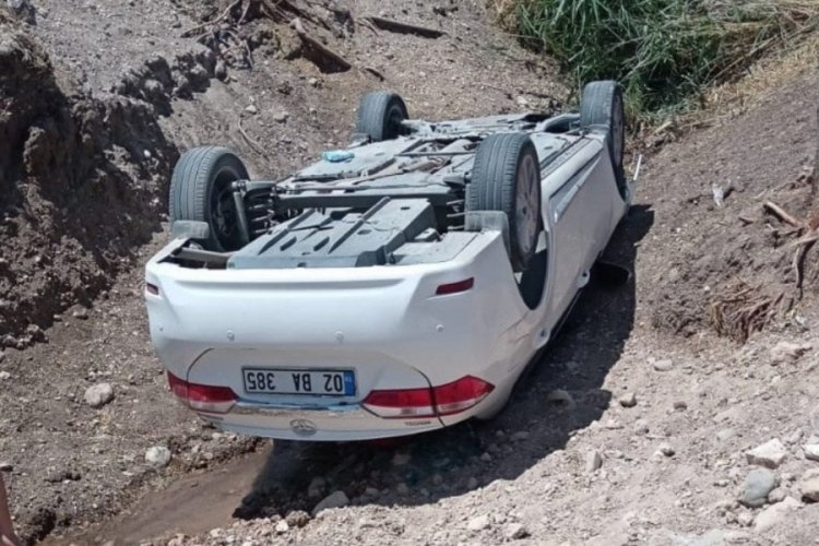 Adıyaman'da otomobil kontrolden &ccedil;ıkıp dere yatağına yuvarlandı