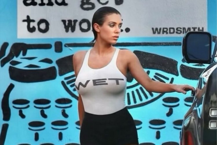 Kanye West'in eşi Bianca Censori havuz tarzıyla dile d&uuml;şt&uuml;