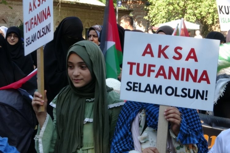Bursa'da y&uuml;zlerce kişi Filistin i&ccedil;in y&uuml;r&uuml;d&uuml;