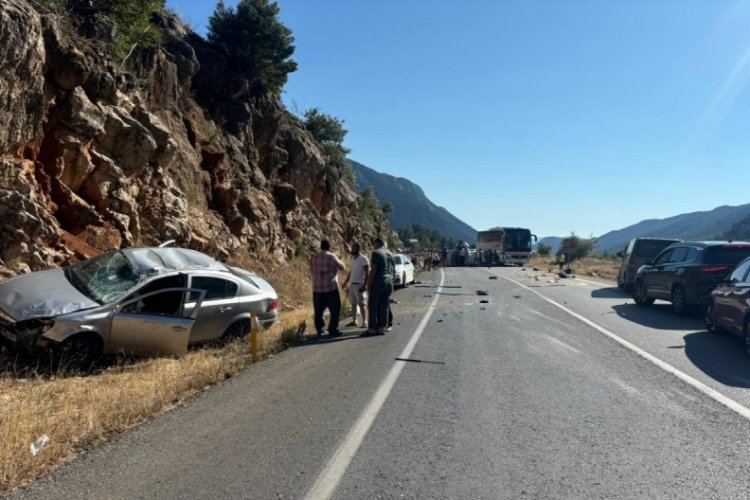 Antalya'da 4 ara&ccedil; birbirine girdi: 4 yaralı