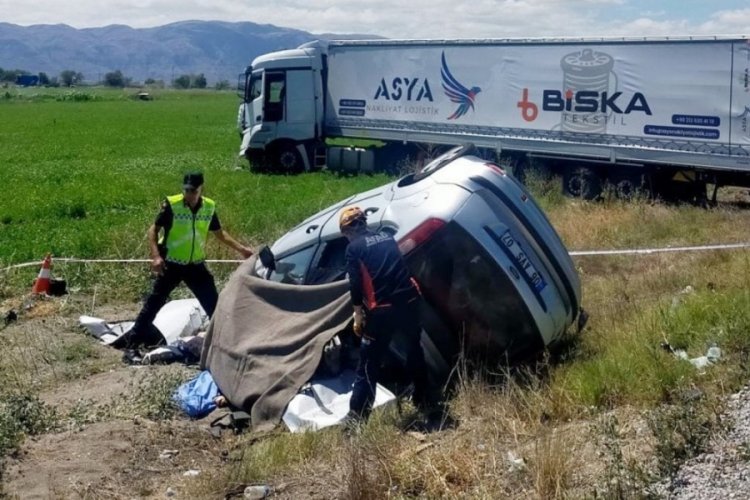 Afyonkarahisar'da tırla &ccedil;arpışan otomobildeki &ccedil;ift ile &ccedil;ocukları can verdi