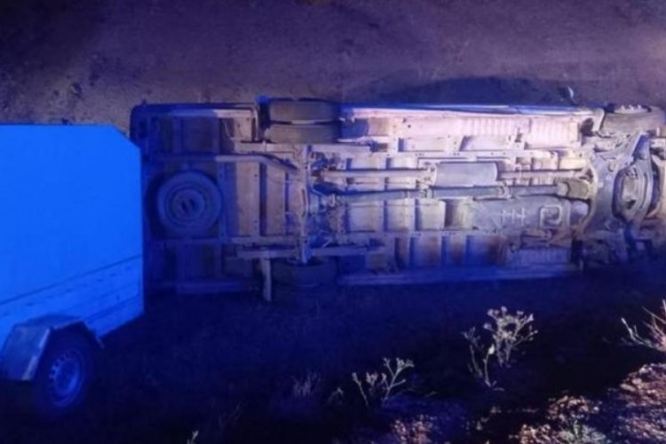 İş&ccedil;ileri taşıyan minib&uuml;s devrildi: 12 yaralı