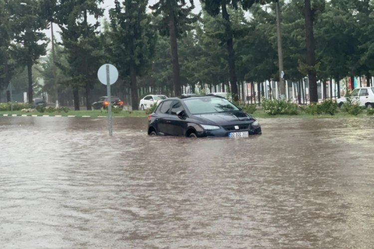 Osmaniye'de yaz yağmuru hayatı fel&ccedil; etti!