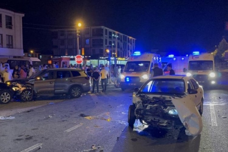 D&uuml;zce'de zincirleme kaza: 1'i &ccedil;ocuk 7 yaralı