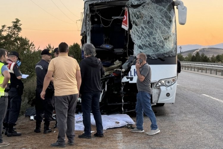 Afyonkarahisar'da yolcu otob&uuml;s&uuml;yle kamyon &ccedil;arpıştı: 1 &Ouml;l&uuml; 38 yaralı