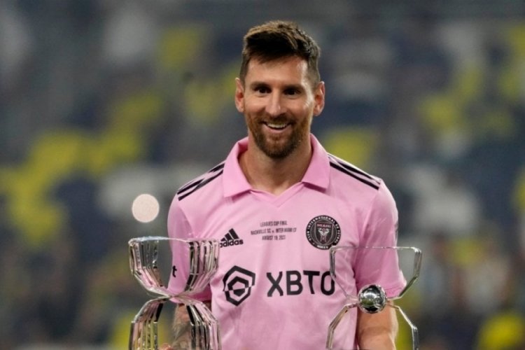 Lionel Messi eşinin bakışlarından ka&ccedil;amadı