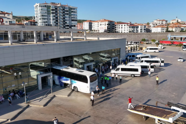 Yolcu otob&uuml;s&uuml; otogara daldı!