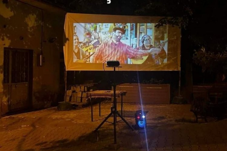 Bursa'da k&ouml;y meydanında sinema keyfi