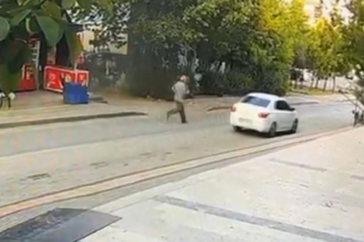 Bursa'da g&uuml;peg&uuml;nd&uuml;z ara&ccedil; &ccedil;aldılar! Aracın sahibi &ccedil;aresizce peşinden koştu