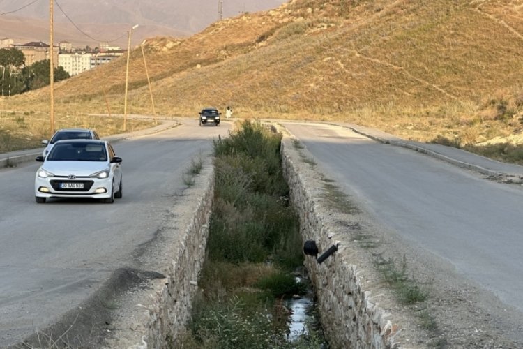 Hakkari'de sürücülerin korkulu rüyası:Yol ortasındaki kanal tehlike saçıyor