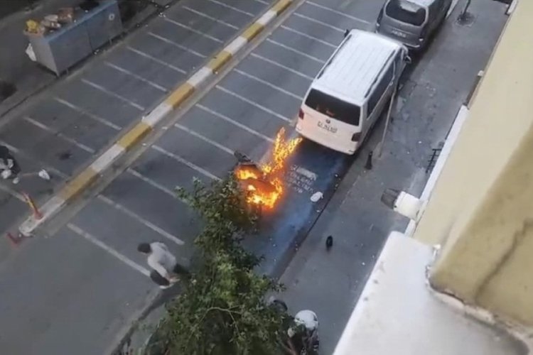 İstanbul'da yanan motosiklete binadan su d&ouml;kt&uuml;ler