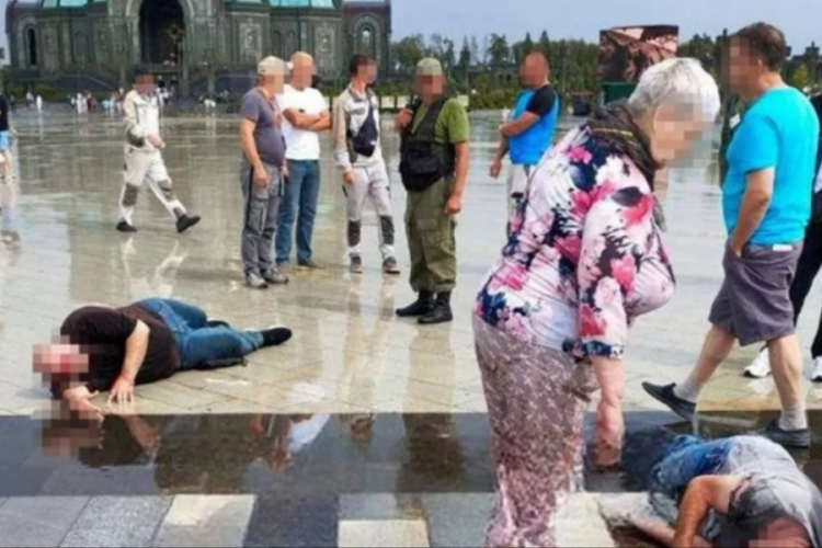 Parkta oturan &uuml;&ccedil; kişinin &uuml;st&uuml;ne yıldırım d&uuml;şt&uuml;: 1 &ouml;l&uuml;, 2 ağır yaralı!