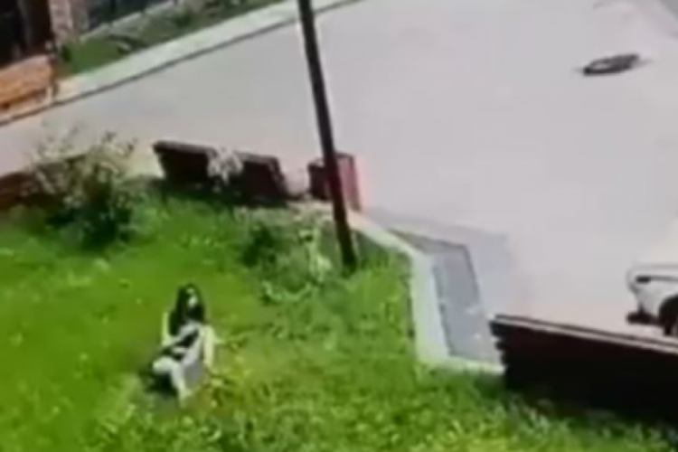 13. kattan d&uuml;şt&uuml;, hafif yaralarla kurtuldu!