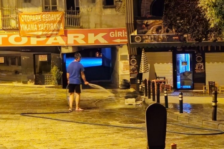 Bursa'da Abdal Camii &ccedil;eşmesine hortum taktı, d&uuml;kkanının &ouml;n&uuml;n&uuml; suladı