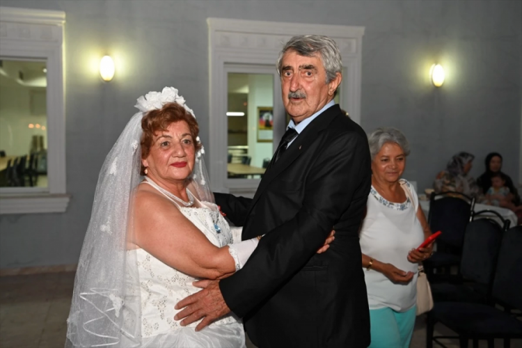 56 yıl sonra gelinlik giyebildi!
