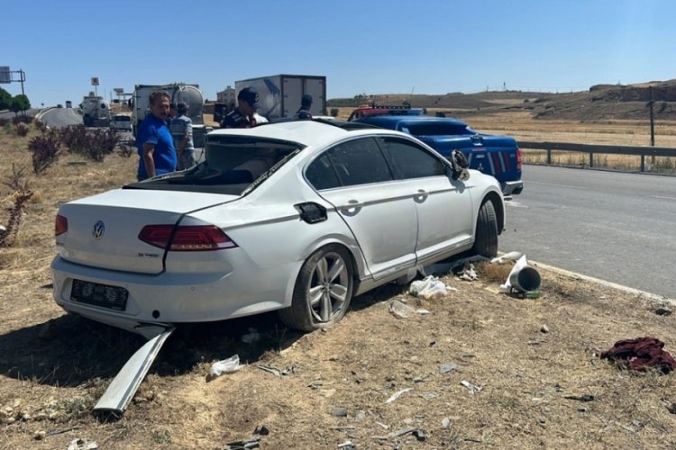 Sivas'ta otomobil ile kamyon &ccedil;arpıştı: 1 &ouml;l&uuml;, 3 ağır yaralı