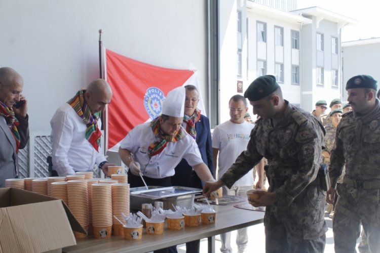 Bursa'da &ouml;zel harekat ve &ccedil;evik kuvvet polislerine aşure ikram edildi