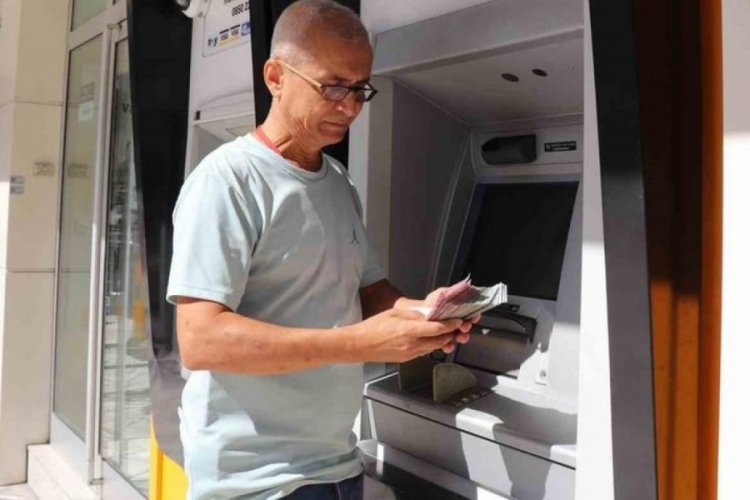 Oğluna para g&ouml;ndermek i&ccedil;in ATM'nin başına ge&ccedil;ti... Tek tuşla binlerce lira para geldi
