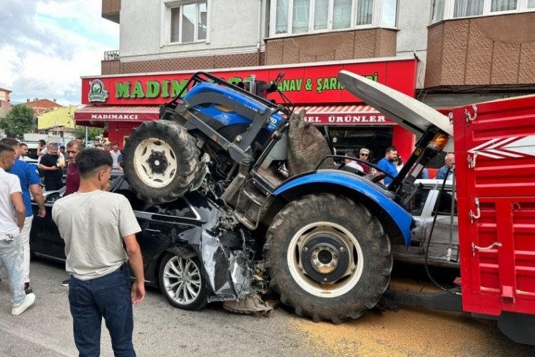Tokat'ta trafik kazası: Trakt&ouml;r otomobilin &uuml;st&uuml;ne &ccedil;ıktı