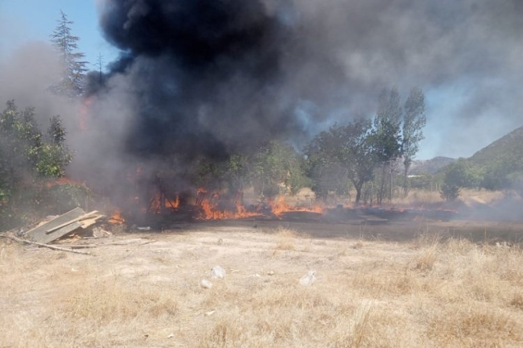 Isparta'da yangın sonucu bağ evi k&uuml;le d&ouml;nd&uuml;: 1 yaralı