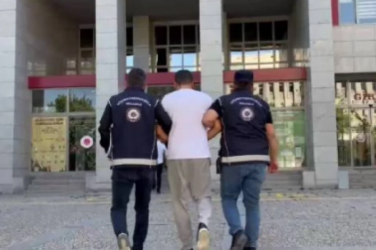 Ka&ccedil;ak g&ouml;&ccedil;menler otomobilin bagajından &ccedil;ıktı