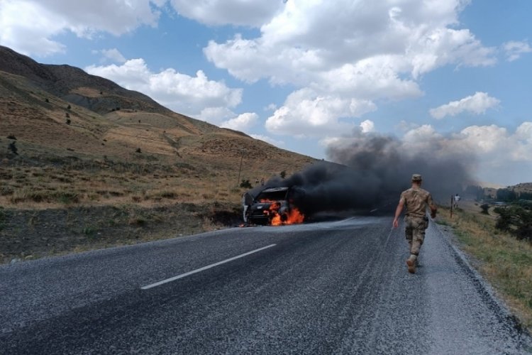 Muş'ta seyir halindeki ara&ccedil; alev alev yandı