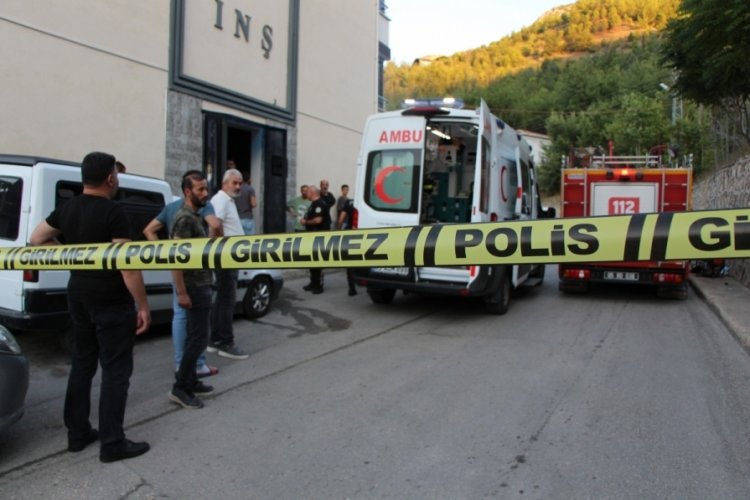 Amasya'da asans&ouml;rle duvar arasına sıkışan tamirci hayatını kaybetti