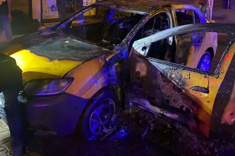 Bursa'da otomobil alev aldı! Şof&ouml;r&uuml;n dikkati faciayı &ouml;nledi