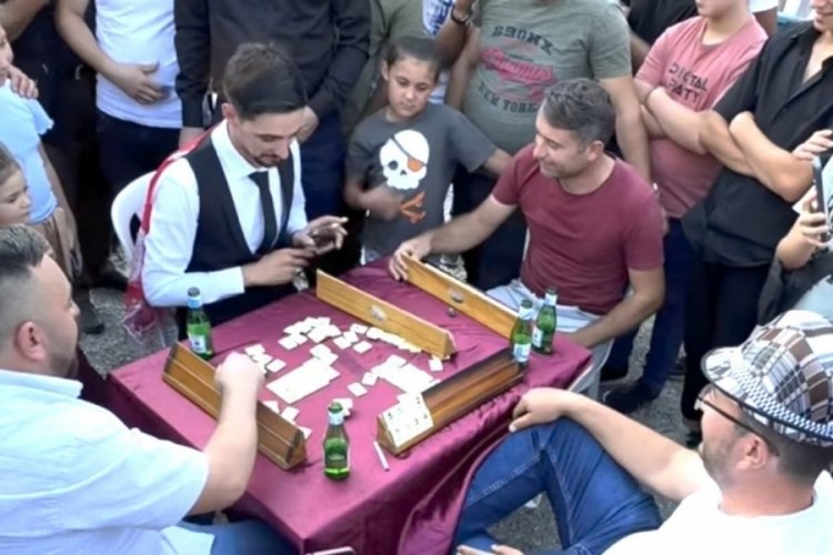 Afyonkarahisar'da d&uuml;ğ&uuml;n konvoyunun &ouml;n&uuml;ne oturup okey oynadılar
