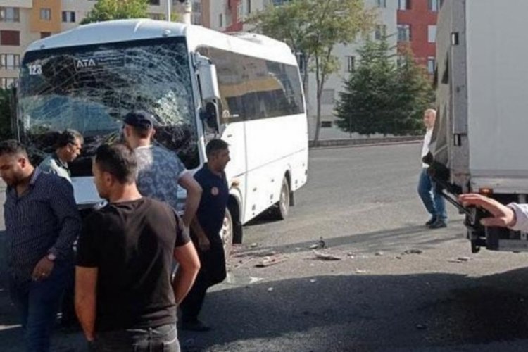Kayseri'de minib&uuml;s ile kamyon &ccedil;arpıştı: 9 yaralı