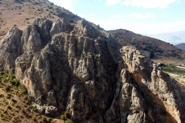 Erzincan'da  esrarengiz kalecik kalesi tarih kokan g&ouml;r&uuml;nt&uuml;s&uuml;yle b&uuml;y&uuml;l&uuml;yor