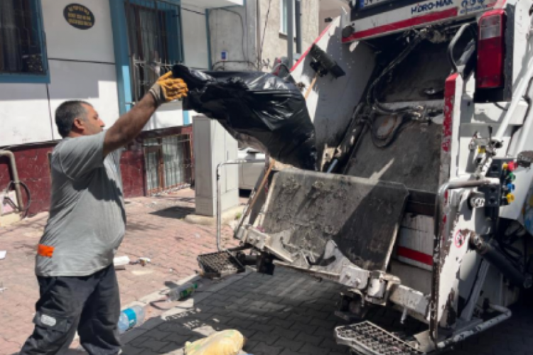 K&ouml;t&uuml; kokuyu ceset sandılar! Evden &ccedil;ıkanlar şoke etti