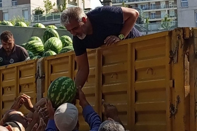 CHP Osmangazi İl&ccedil;e Başkanlığından &uuml;cretsiz karpuz dağıtımı