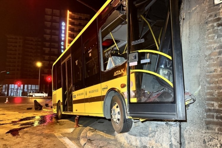 Bursa'da belediye otob&uuml;s&uuml; oto tamir d&uuml;kkanına &ccedil;arptı!