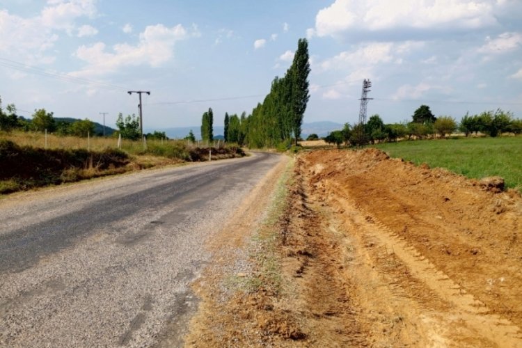 K&uuml;tahya'da anız yangınlarına karşı  tedbir ama&ccedil;lı yol kenarları temizlendi!