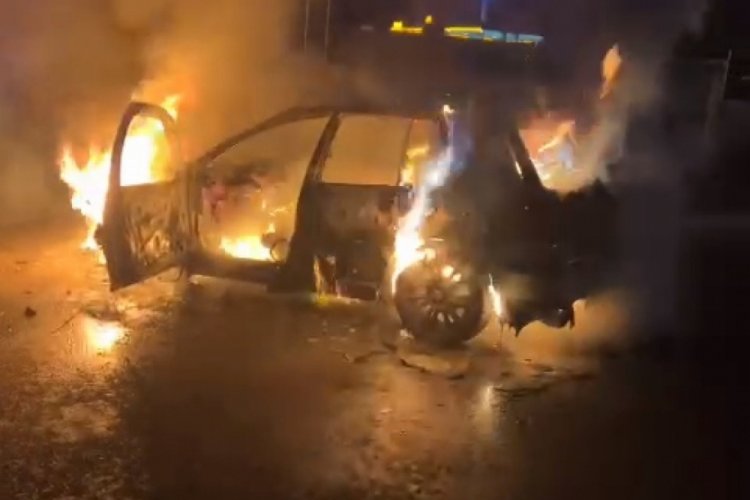 Adana'da, park halindeki otomobil alev alev yandı