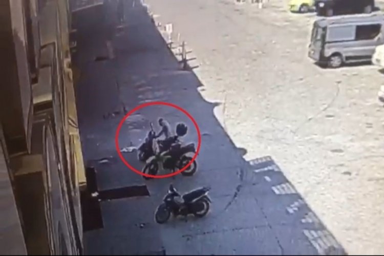 Bursa'da &ouml;nce pazarda tezgahları gezdi, sonra metroya binip motosiklet &ccedil;almaya gitti