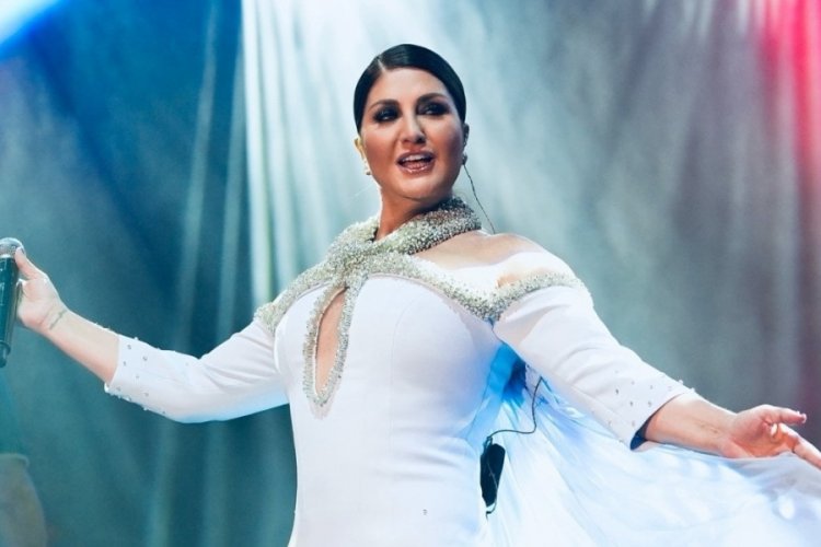 Sibel Can doğum g&uuml;n&uuml; pozunu &ccedil;ocuklarıyla verdi