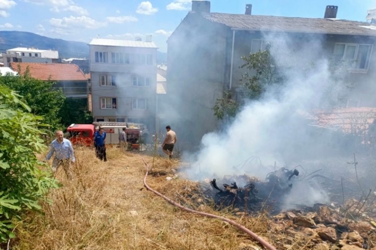 Bursa'da evlerin ortasındaki arazide &ccedil;ıkan yangın panik yarattı!